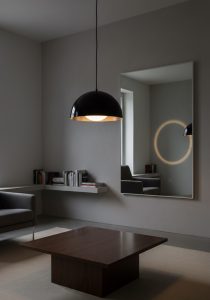 در سال‌های اخیر، چراغ سقفی مدرن به یکی از مهم‌ترین عناصر طراحی داخلی تبدیل شده است. این نوع چراغ‌ها با طراحی ساده، خطوط نرم و نورپردازی هوشمند، علاوه بر روشنایی، نقش مهمی در زیبایی فضا ایفا می‌کنند.چراغی که در تصویر مشاهده می‌کنید، نمونه‌ای از چراغ سقفی مینیمال با طراحی یکپارچه است که به‌صورت چسبیده به سقف نصب می‌شود و برای فضاهای مدرن کاملاً ایده‌آل است